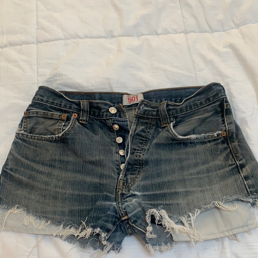 Vintage Levi cutoff shorts. Button closure. W32 100% cotton 501.